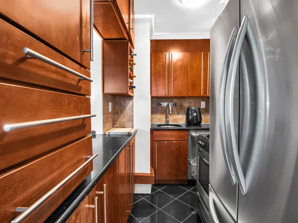 175 Adams Street image 3 of 9