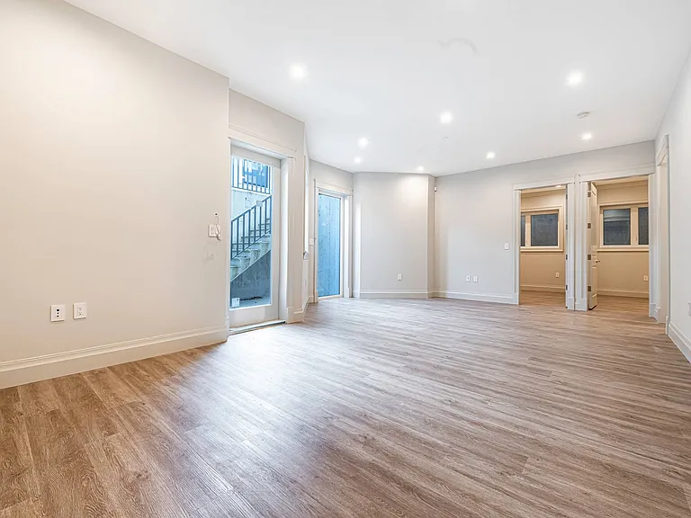 1030 Devonshire Cres — Photo 18