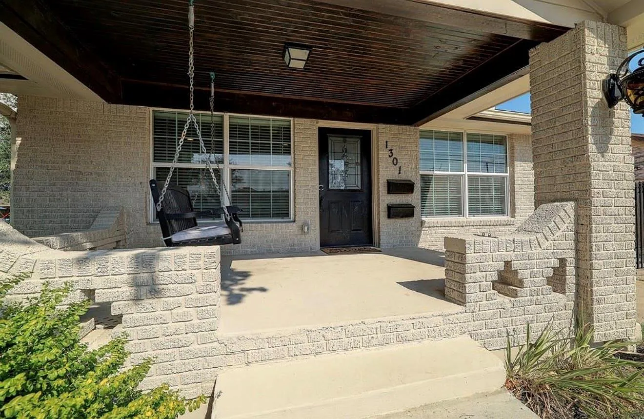 2 bed, 2.0 bath, 1212 sqft, $2,200 — Photo 2