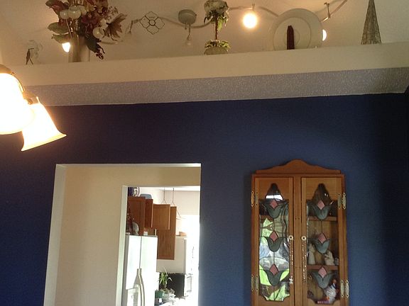 Dining room upper 3/4 wall