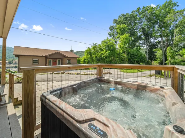 327 E Holly Ridge Rd, Gatlinburg, TN 37738