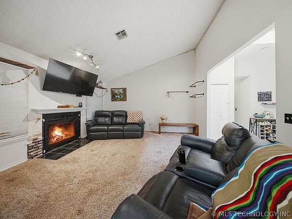 5th image of 319 Mockingbird Ln