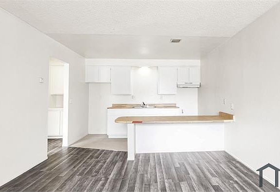 3rd image of 11661 White Ave