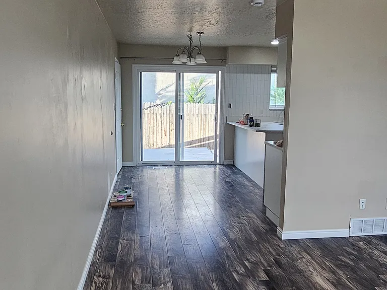 2318 E Claybourne Ave — Photo 7