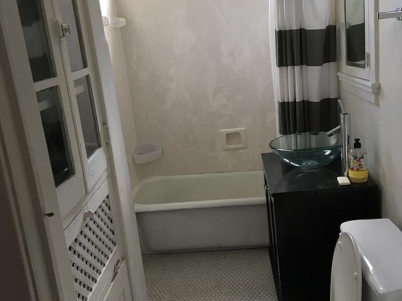 4th image of 304 Walnut St #304
