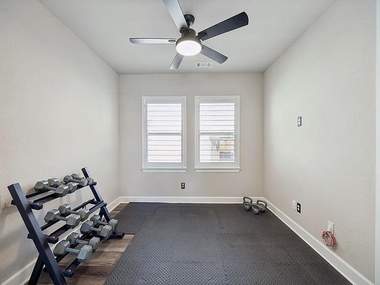 Flex space - additional office/ den/ fitness area