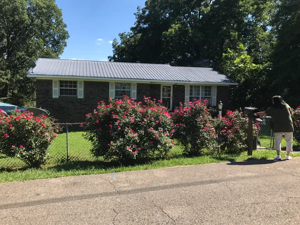 345 Center Ave W, Graysville, AL 35073