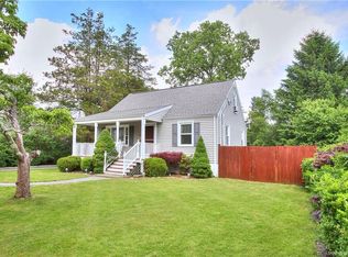 32 Brookdale Rd, Fairfield, CT 06824