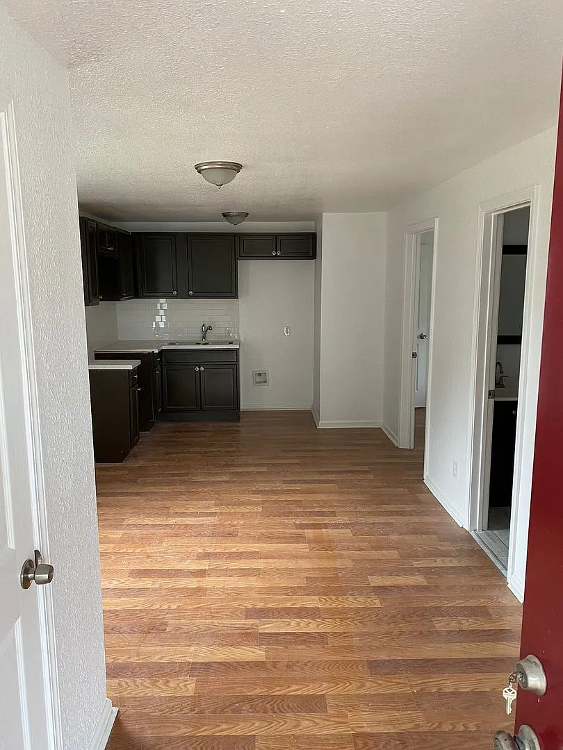2500 Orange Ave — Photo 2