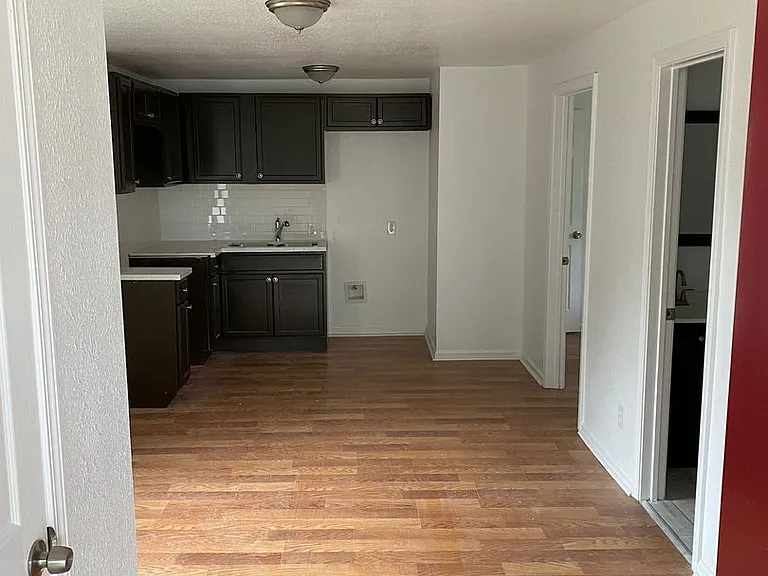 2500 Orange St — Photo 2