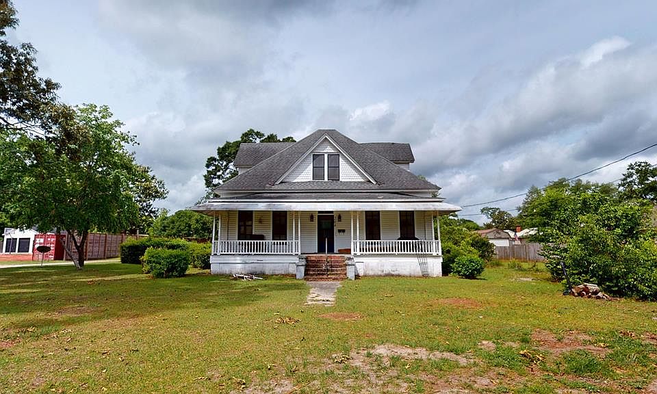 1st image of 204 S Live Oak St