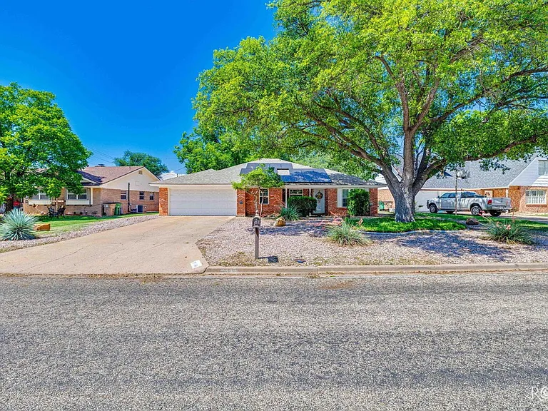 3108 Oak Forest Dr — Photo 2