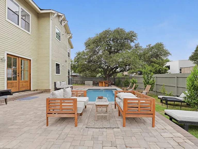 815 Annie St W — Photo 3