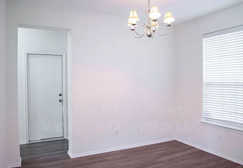 3 bed, 2.5 bath, 2060 sqft, $2,225 — Photo 4