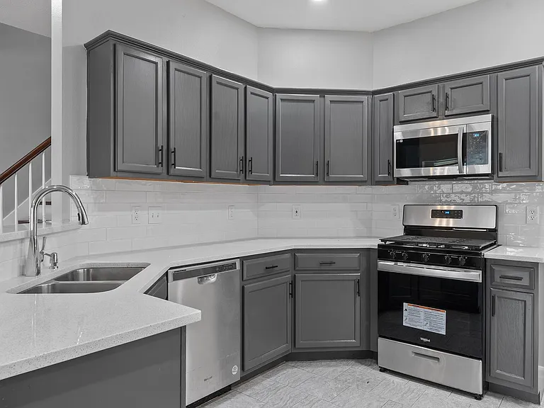 3131 Signal Hill Dr — Photo 3