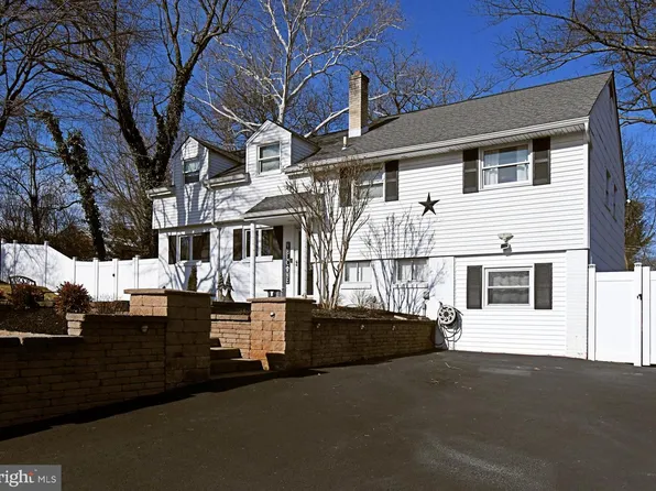 2360 N Parkview Dr, Norristown, PA 19403