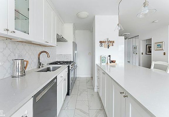 4th image of 7 E 14th St APT 1010