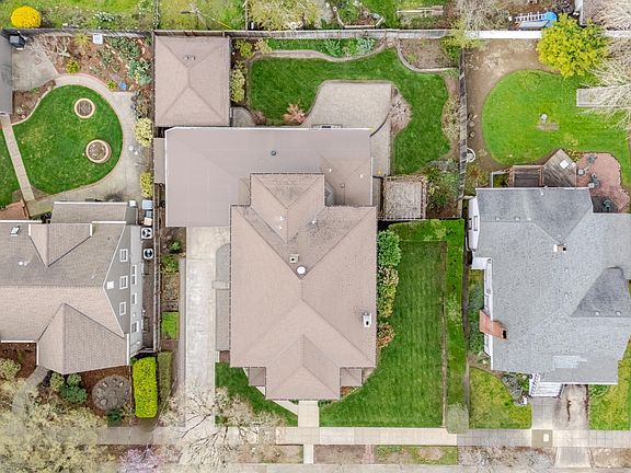 3rd image of 821 6th Ave SW