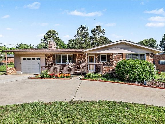 2nd image of 119 Lakeview Cir