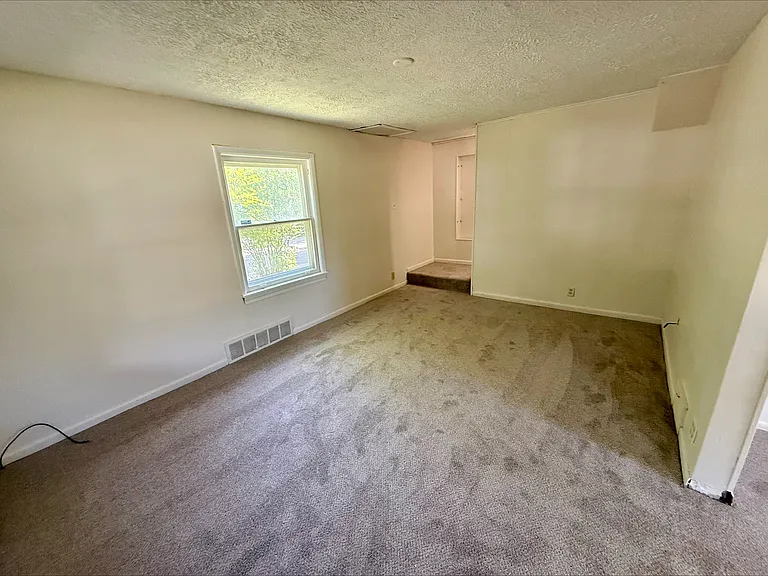 1215 Pondview Ave — Photo 4