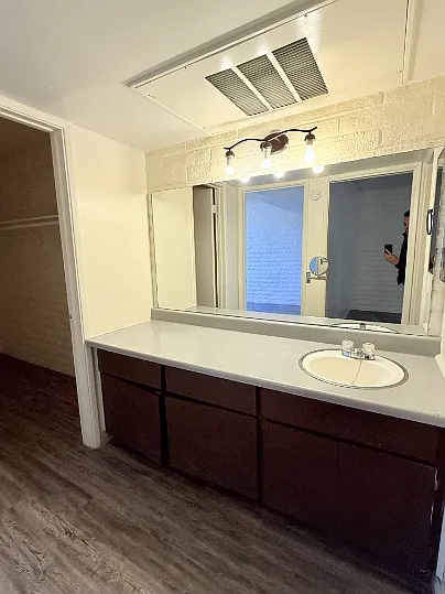 BROADWAY APARTMENTS — Photo 34