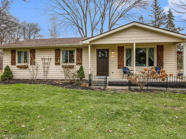 10537 Skeman Rd, Brighton, MI 48114