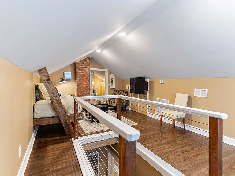 Landon's Room in the walk-up attic at Hunsucker's Place features two twin memory foam beds, a Smart TV, and a cozy ambiance. This charming space offers comfort and privacy, all just minutes from Downtown Greensboro and Cone Health Hospital.