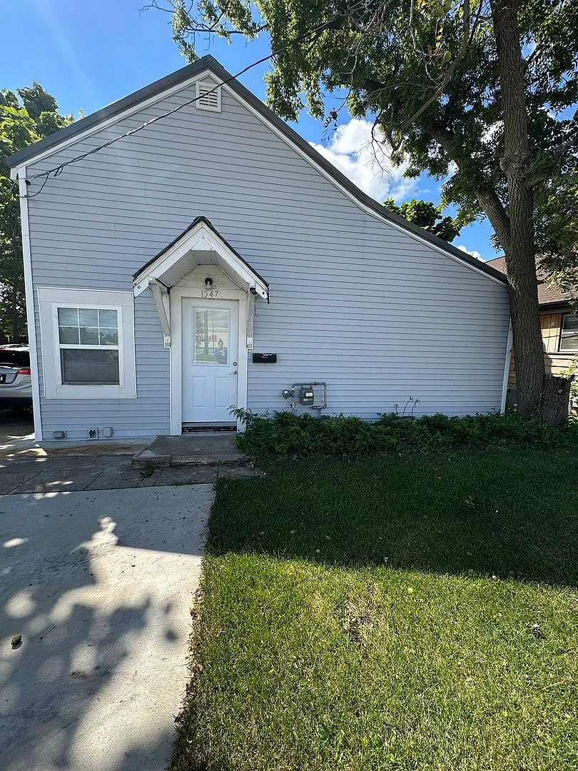 1547 32nd St. NE — Photo 1