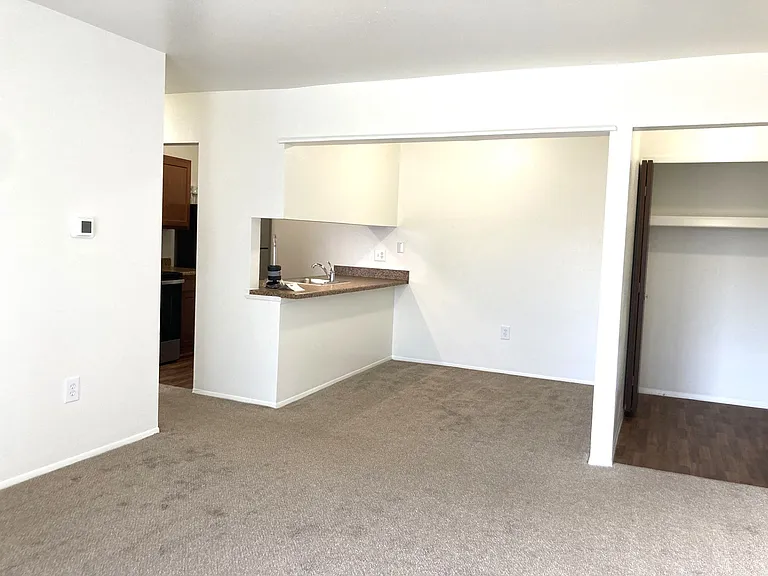 Windsor Place Apartments — Photo 57
