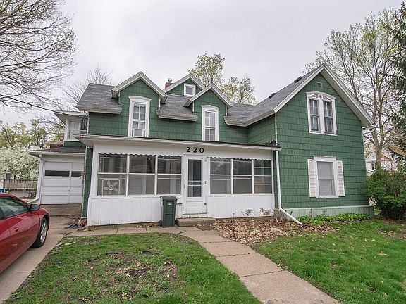 3rd image of 220 W 9th St #220