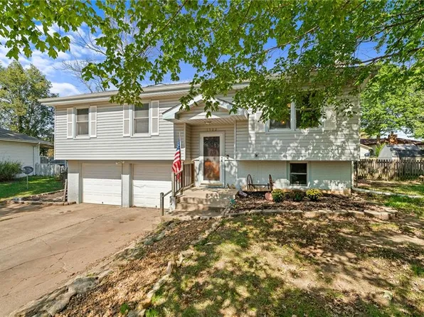 1502 Blueberry Dr, Harrisonville, MO 64701