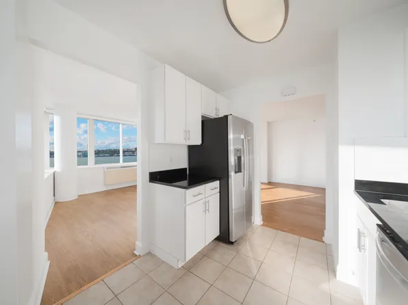 160 Riverside Boulevard image 10 of 17