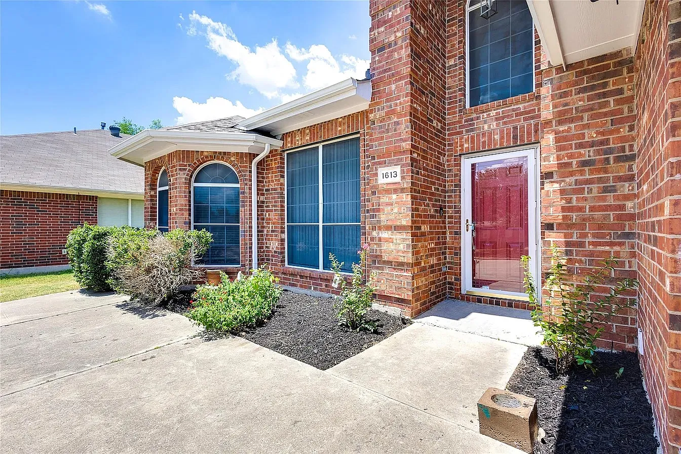 4 bed, 2772 sqft, $2,850 — Photo 1