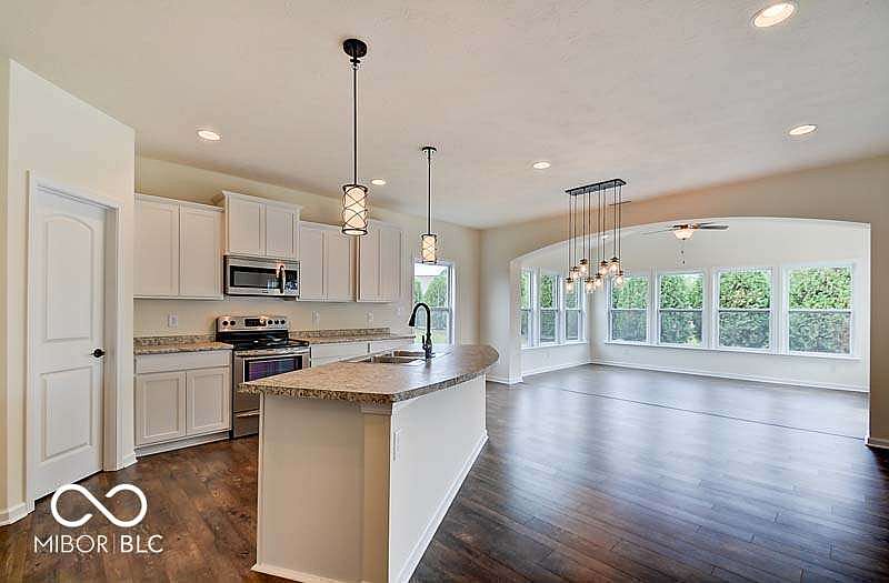 2nd image of 696 Yorkshire Dr