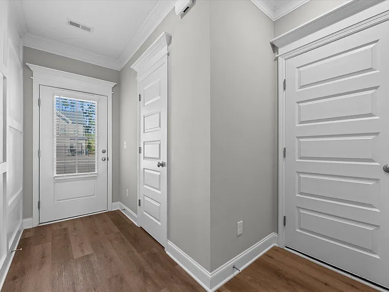 1071 Linsmore Ave — Photo 5
