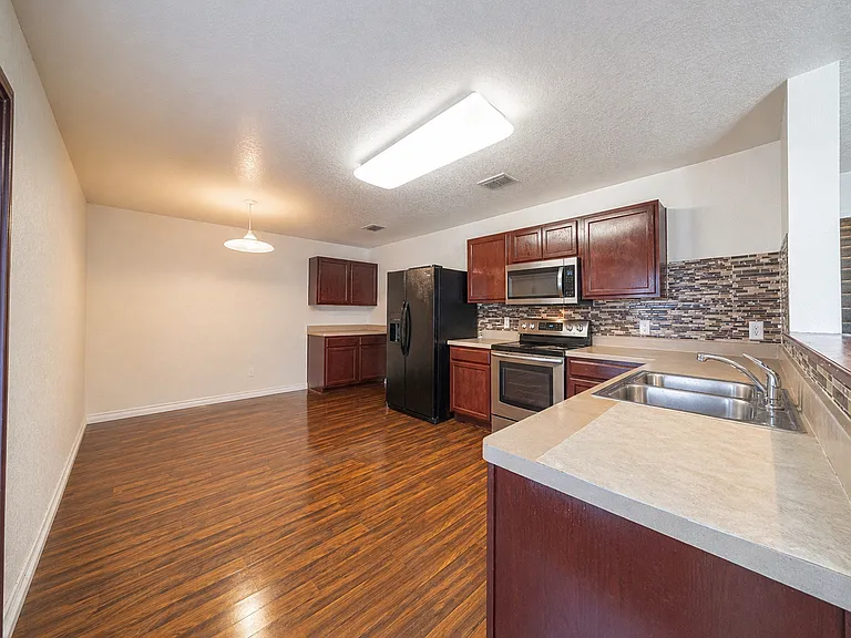 9314 Magnolia Grv — Photo 5
