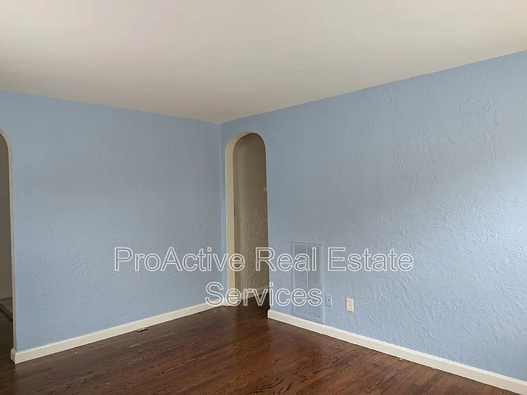 9421 Phillip Ave — Photo 8