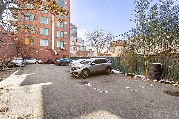 Sold by Thomas Lipovetsky, LREB | media 20