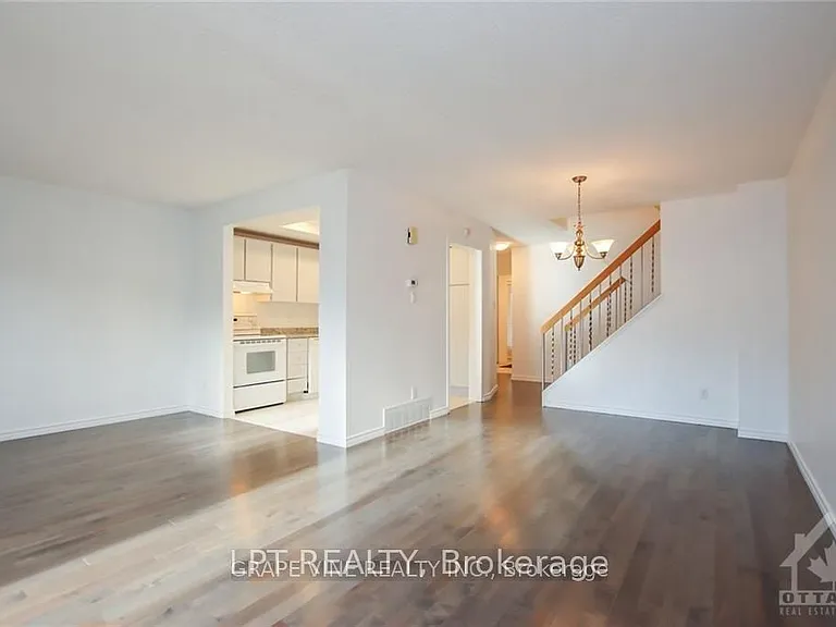 121 Erin Cres — Photo 7