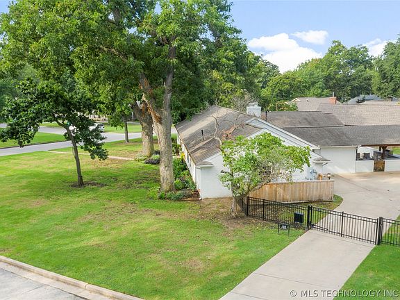 3rd image of 1829 E 46th Pl