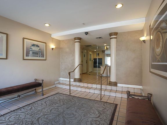 4th image of 11110 Camarillo St Unit 121