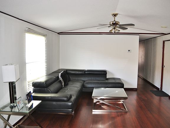 2nd image of 2122 Martin St