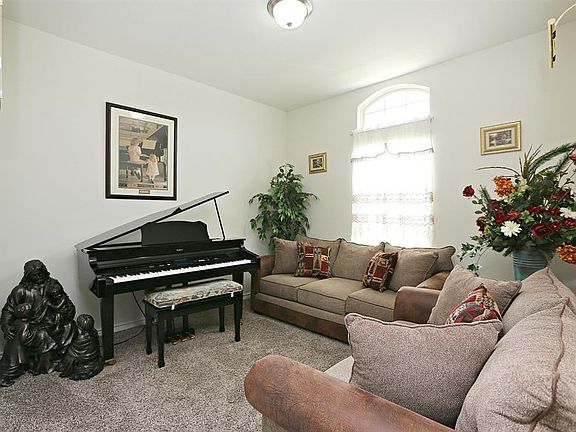 5th image of 128 Garden Grove Dr