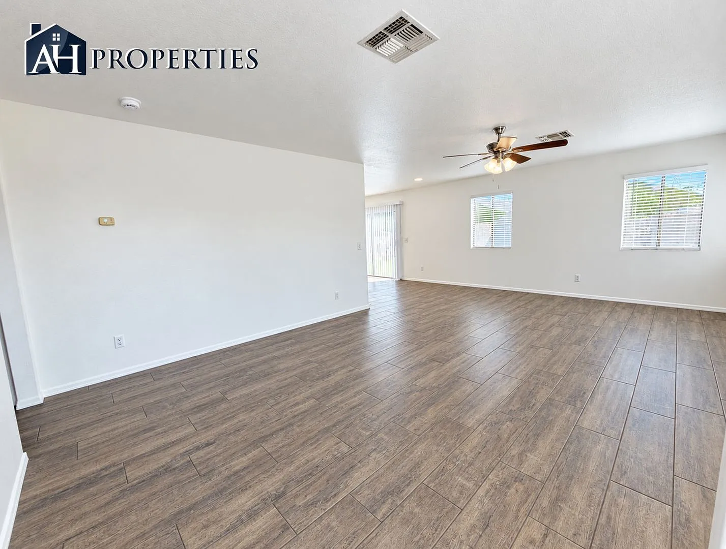 Freshly renovated cul-de-sac corner lot home — Photo 3