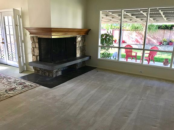 Living room w/ fireplace