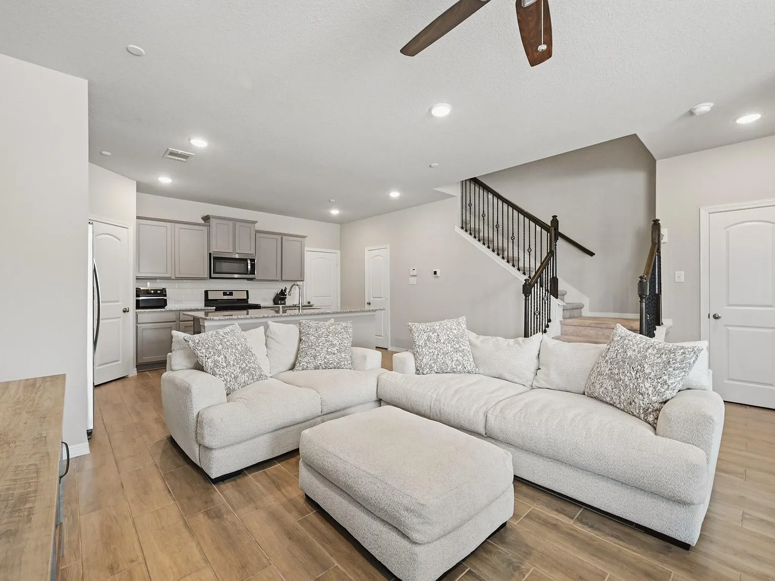 3 bed, 2.5 bath, 1689 sqft, $2,000 — Photo 3