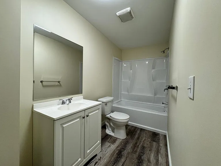 2040 E 12th St — Photo 7