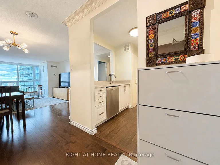 1055 Bay St #Penthouse 12 — Photo 8
