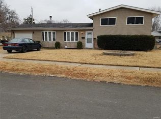 4 Sunridge Ln, Florissant, MO 63031