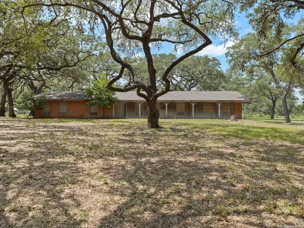 2 Oak Valley, Pleasanton, TX 78064